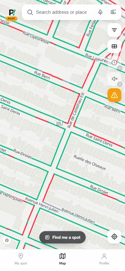 Panoui! app showing colour-coded parking curbs on a Montréal map